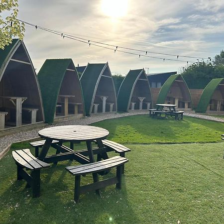Black Bull Retreat, Barmston With Private Hot Tubs Driffield エクステリア 写真