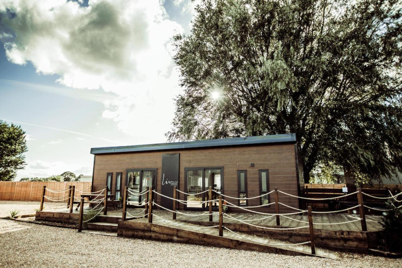 Black Bull Retreat, Barmston With Private Hot Tubs Driffield エクステリア 写真