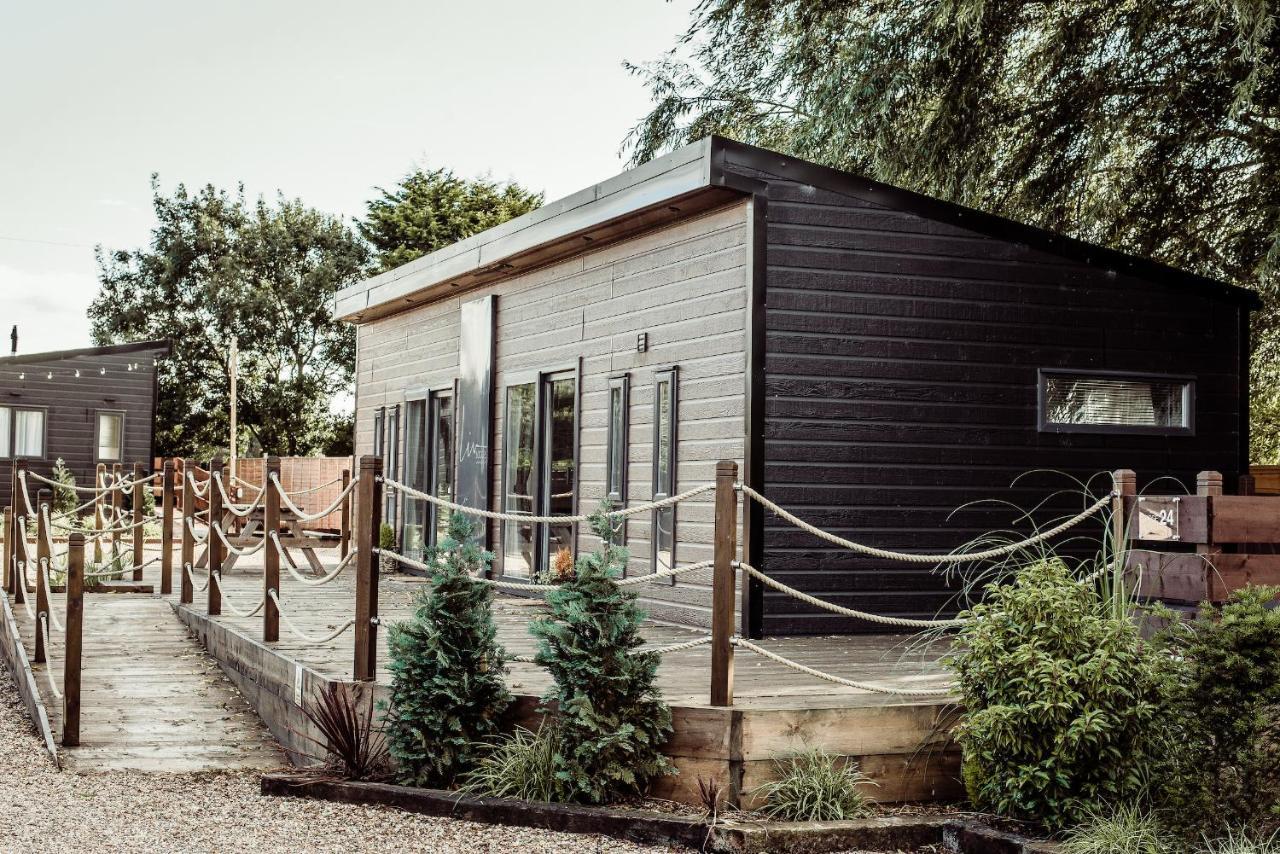 Black Bull Retreat, Barmston With Private Hot Tubs Driffield エクステリア 写真