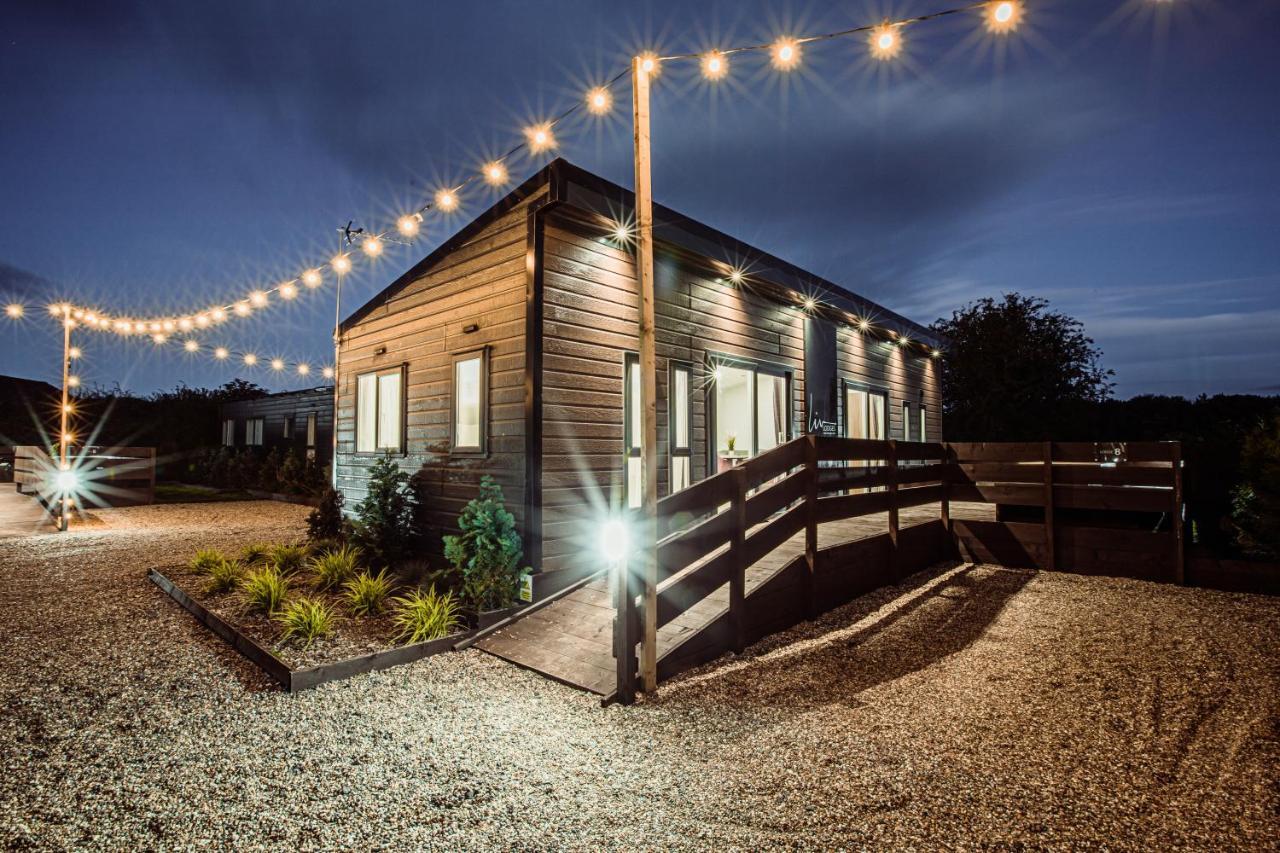 Black Bull Retreat, Barmston With Private Hot Tubs Driffield エクステリア 写真