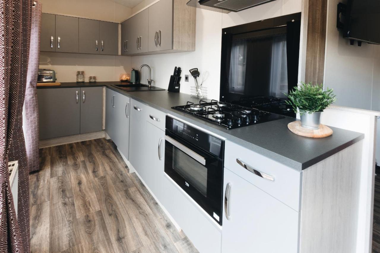 Black Bull Retreat, Barmston With Private Hot Tubs Driffield エクステリア 写真