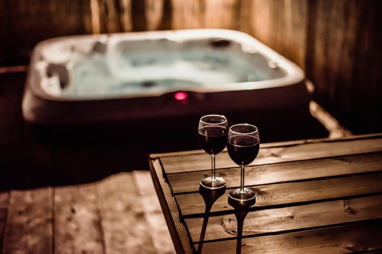 Black Bull Retreat, Barmston With Private Hot Tubs Driffield エクステリア 写真