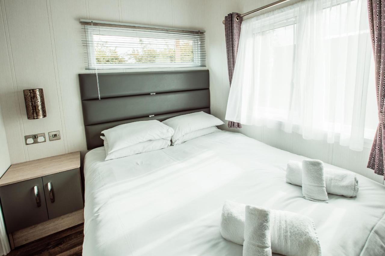 Black Bull Retreat, Barmston With Private Hot Tubs Driffield エクステリア 写真