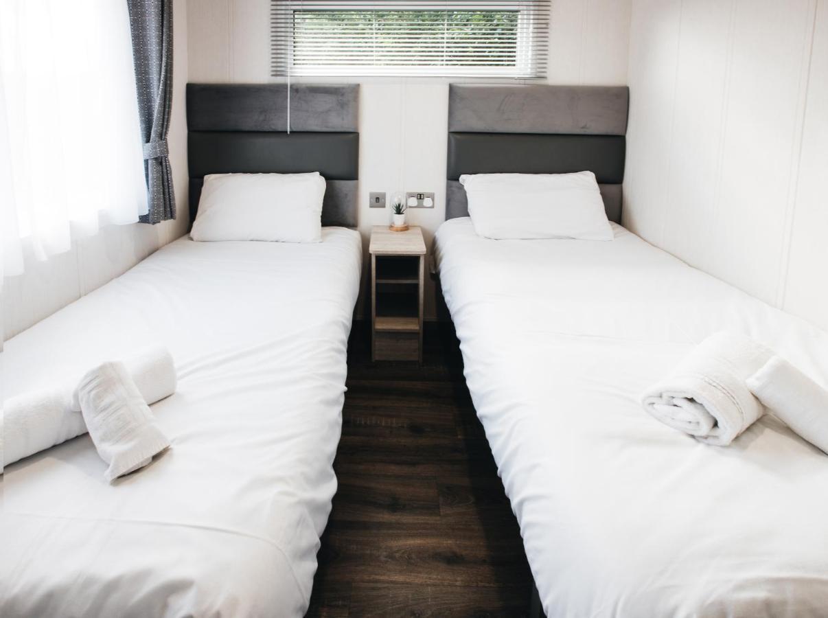 Black Bull Retreat, Barmston With Private Hot Tubs Driffield エクステリア 写真
