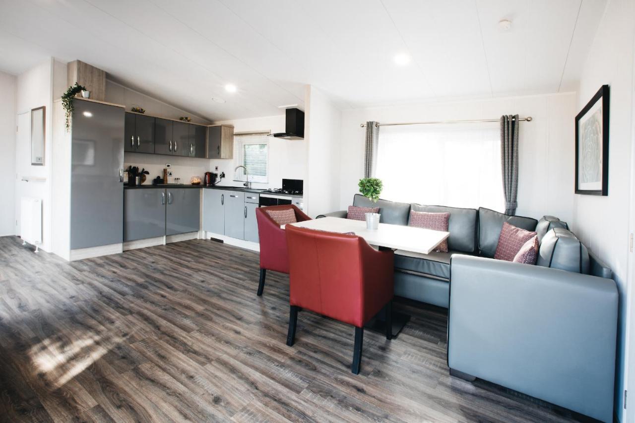 Black Bull Retreat, Barmston With Private Hot Tubs Driffield エクステリア 写真
