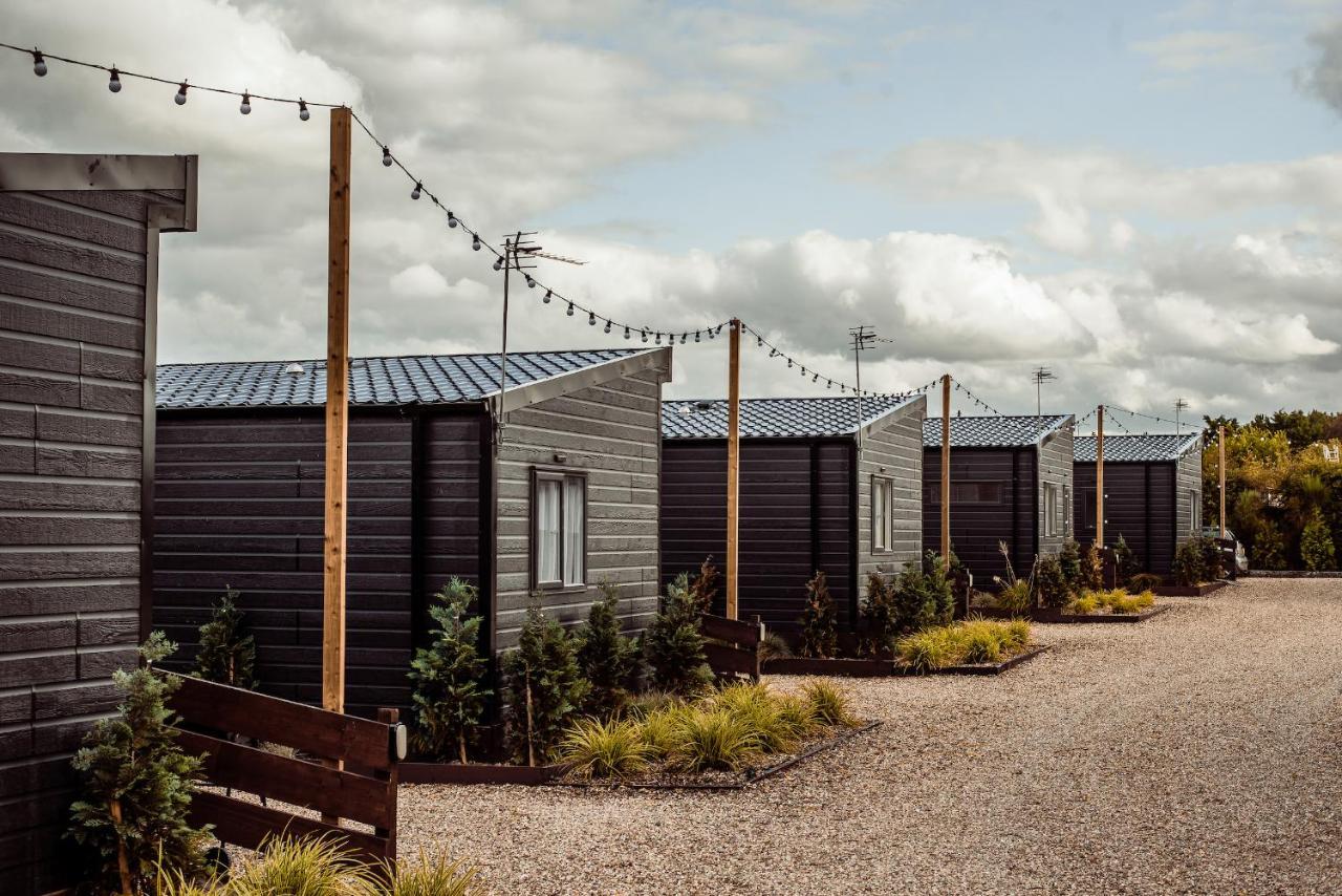 Black Bull Retreat, Barmston With Private Hot Tubs Driffield エクステリア 写真