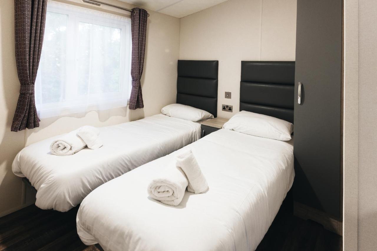 Black Bull Retreat, Barmston With Private Hot Tubs Driffield エクステリア 写真