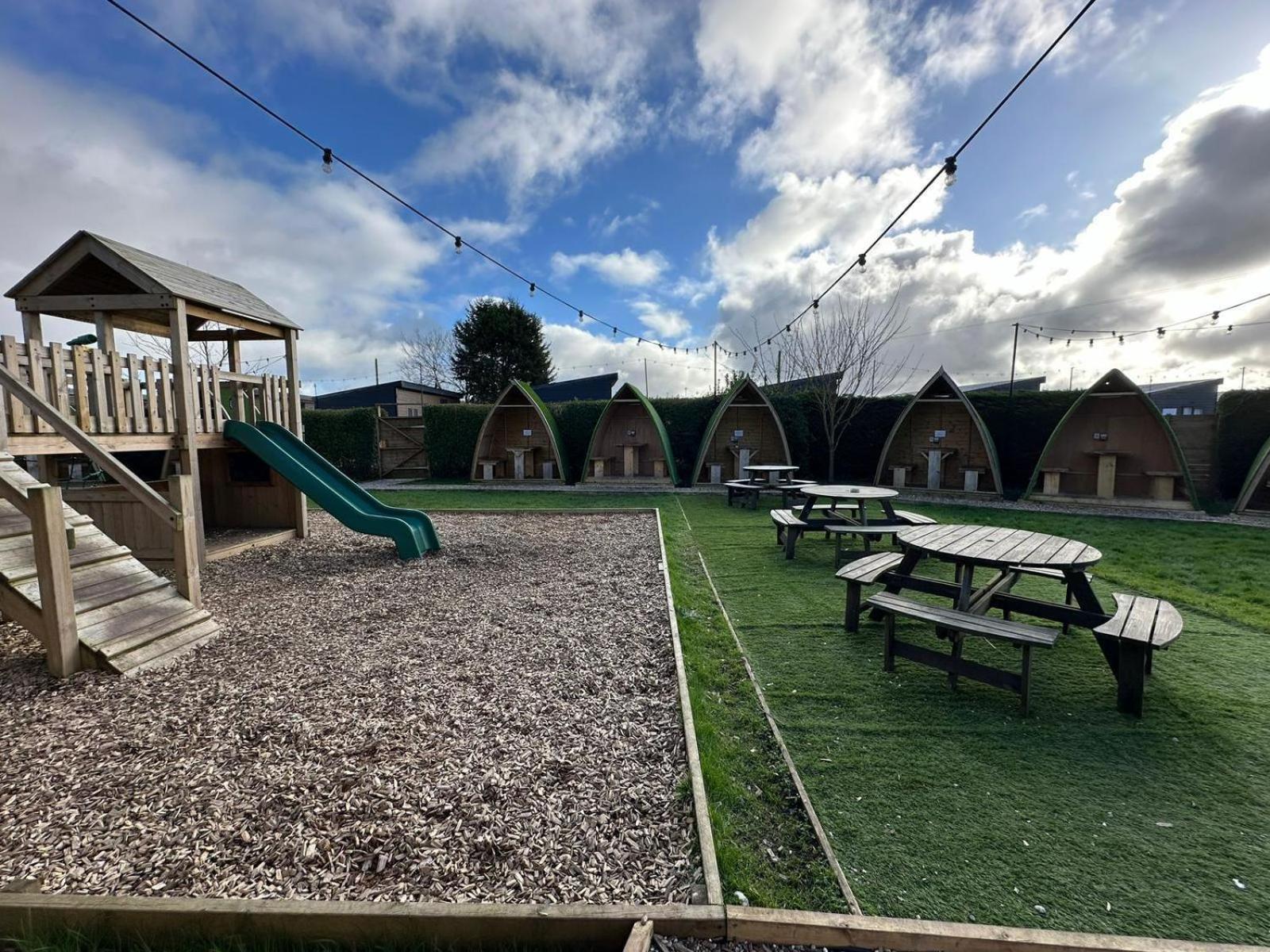 Black Bull Retreat, Barmston With Private Hot Tubs Driffield エクステリア 写真